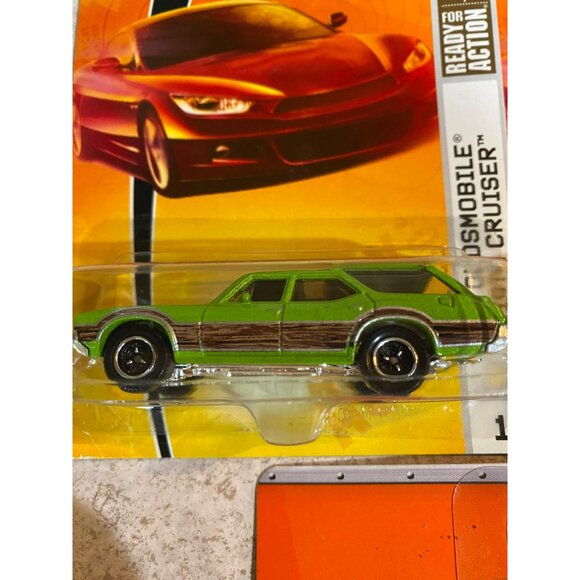 Matchbox 2009 #1 '71 Oldsmobile Vista Cruisers Bundle of 3 - Picture 4 of 11